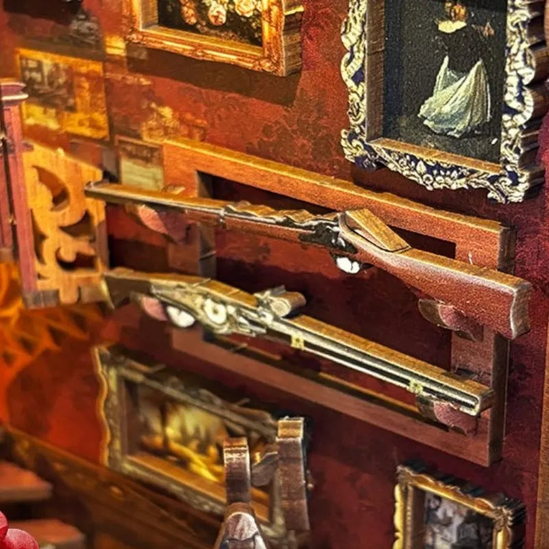 Book Nook - Bell's Mystery, un kit créatif pour construire un diorama miniature. Parfait pour décorer une bibliothèque ou comme cadeau original pour un amoureux des livres. Par Nookette.