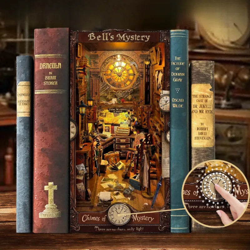 Book Nook - Bell's Mystery, un kit créatif pour construire un diorama miniature. Parfait pour décorer une bibliothèque ou comme cadeau original pour un amoureux des livres. Par Nookette.
