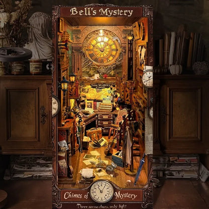 Book Nook - Bell's Mystery, un kit créatif pour construire un diorama miniature. Parfait pour décorer une bibliothèque ou comme cadeau original pour un amoureux des livres. Par Nookette.