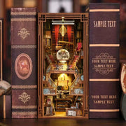 Book Nook - Beyond Library, un kit créatif pour construire un diorama miniature. Parfait pour décorer une bibliothèque ou comme cadeau original pour un amoureux des livres. Par Nookette.