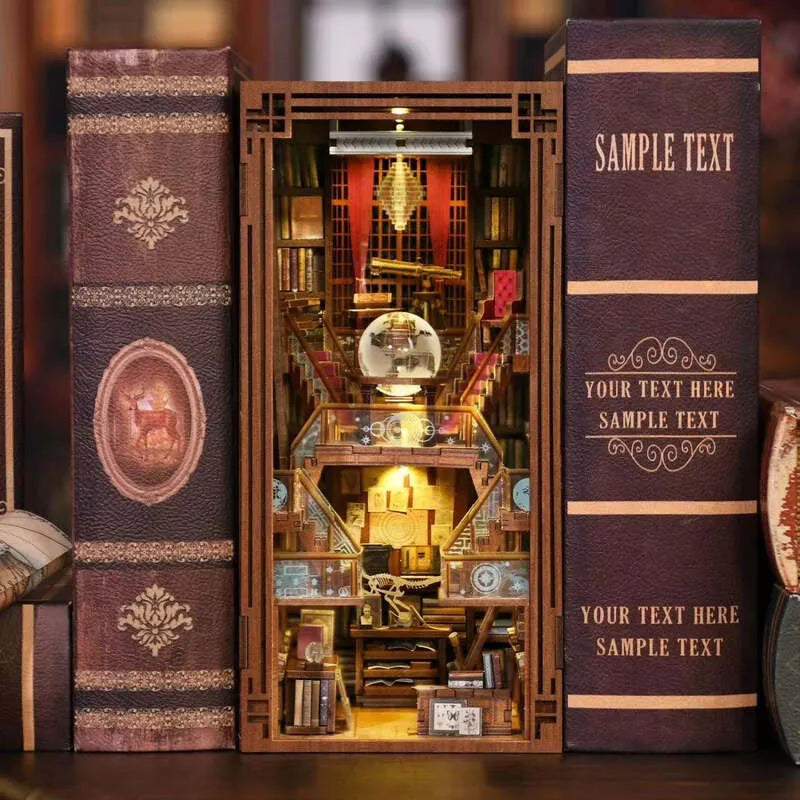 Book Nook - Beyond Library, un kit créatif pour construire un diorama miniature. Parfait pour décorer une bibliothèque ou comme cadeau original pour un amoureux des livres. Par Nookette.