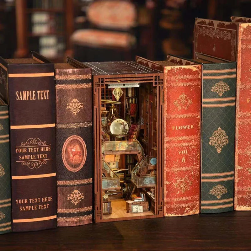 Book Nook - Beyond Library, un kit créatif pour construire un diorama miniature. Parfait pour décorer une bibliothèque ou comme cadeau original pour un amoureux des livres. Par Nookette.