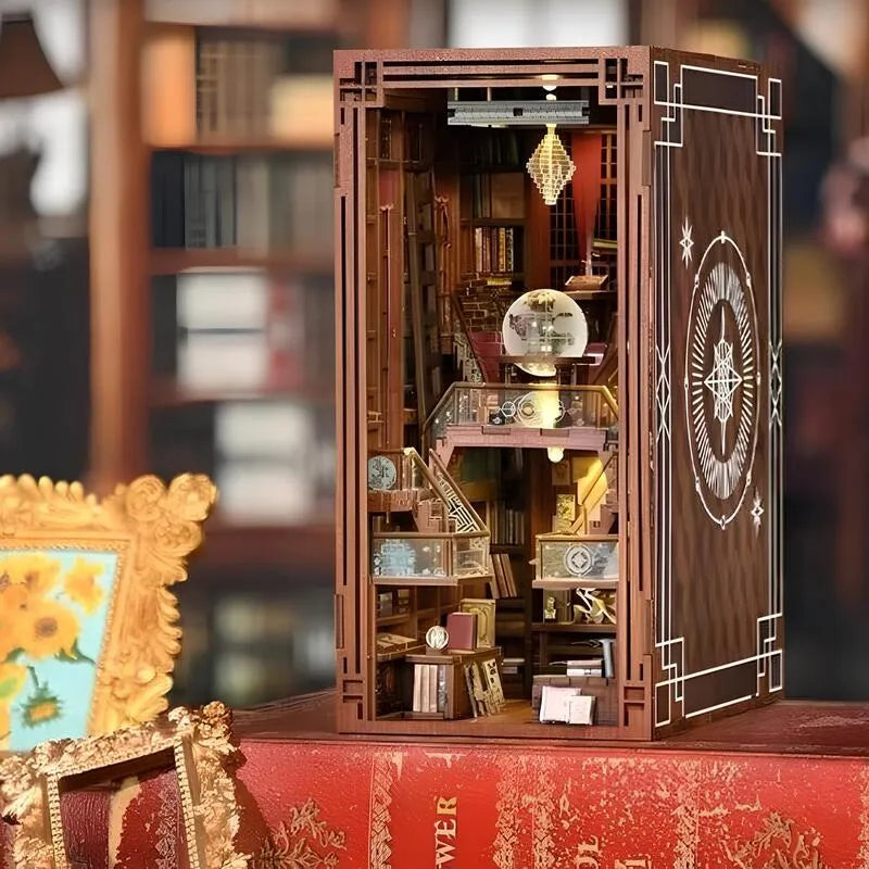 Book Nook - Beyond Library, un kit créatif pour construire un diorama miniature. Parfait pour décorer une bibliothèque ou comme cadeau original pour un amoureux des livres. Par Nookette.