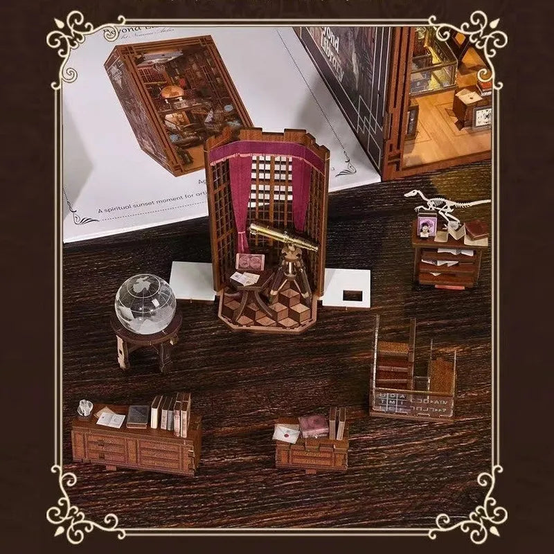 Book Nook - Beyond Library, un kit créatif pour construire un diorama miniature. Parfait pour décorer une bibliothèque ou comme cadeau original pour un amoureux des livres. Par Nookette.