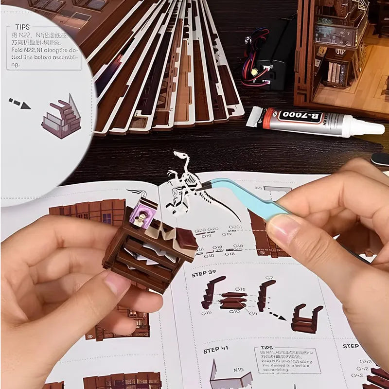 Book Nook - Beyond Library, un kit créatif pour construire un diorama miniature. Parfait pour décorer une bibliothèque ou comme cadeau original pour un amoureux des livres. Par Nookette.