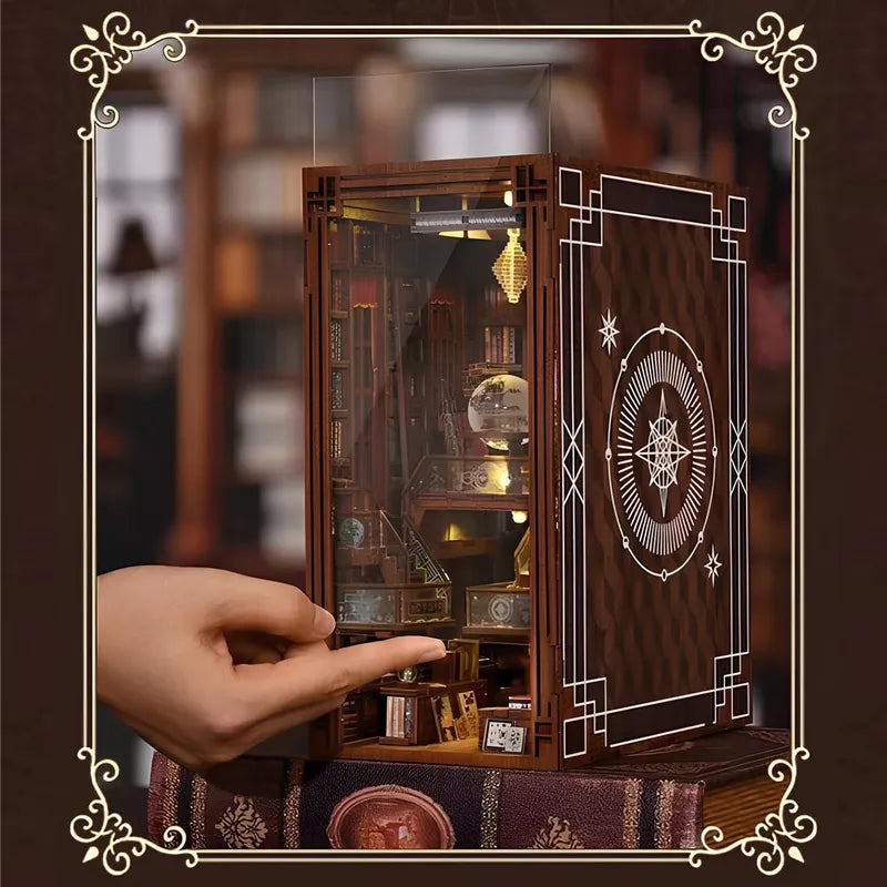 Book Nook - Beyond Library, un kit créatif pour construire un diorama miniature. Parfait pour décorer une bibliothèque ou comme cadeau original pour un amoureux des livres. Par Nookette.