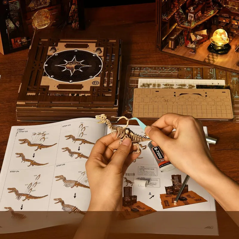 Book Nook - Beyond Library Max, un kit créatif pour construire un diorama miniature. Parfait pour décorer une bibliothèque ou comme cadeau original pour un amoureux des livres. Par Nookette.