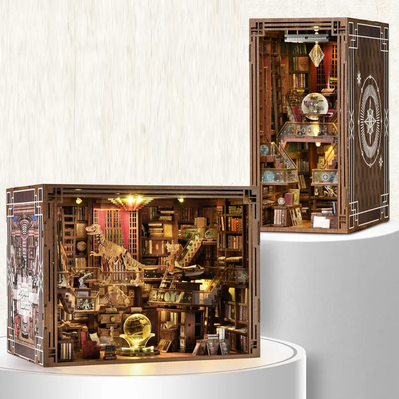 Book Nook - Beyond Library Max, un kit créatif pour construire un diorama miniature. Parfait pour décorer une bibliothèque ou comme cadeau original pour un amoureux des livres. Par Nookette.