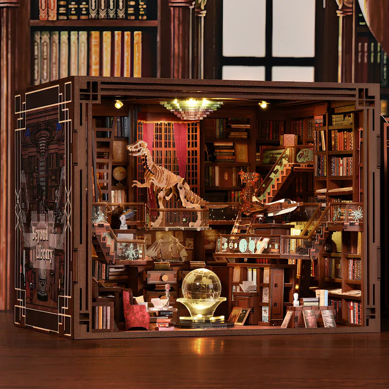 Book Nook - Beyond Library Max, un kit créatif pour construire un diorama miniature. Parfait pour décorer une bibliothèque ou comme cadeau original pour un amoureux des livres. Par Nookette.