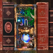Book Nook - Blade and Magic, un kit créatif pour construire un diorama miniature. Parfait pour décorer une bibliothèque ou comme cadeau original pour un amoureux des livres. Par Nookette.