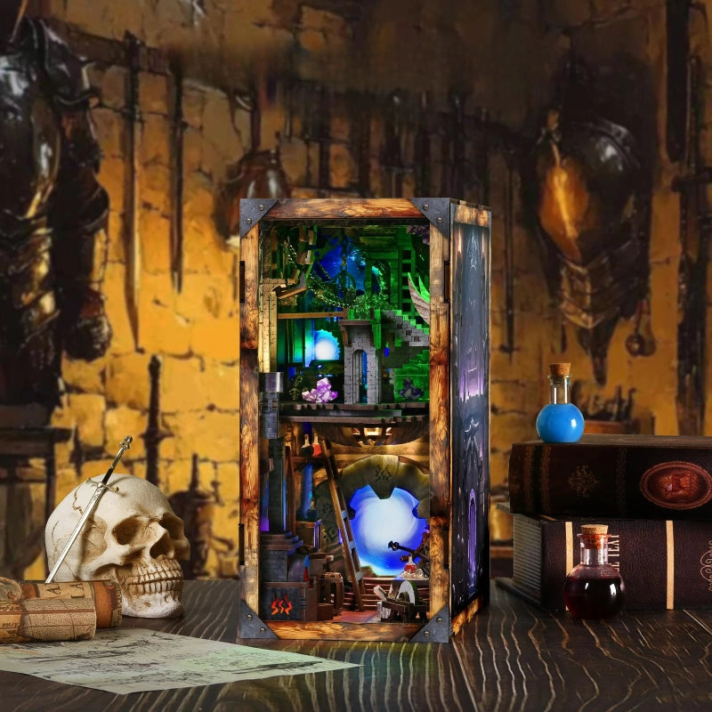 Book Nook - Blade and Magic, un kit créatif pour construire un diorama miniature. Parfait pour décorer une bibliothèque ou comme cadeau original pour un amoureux des livres. Par Nookette.