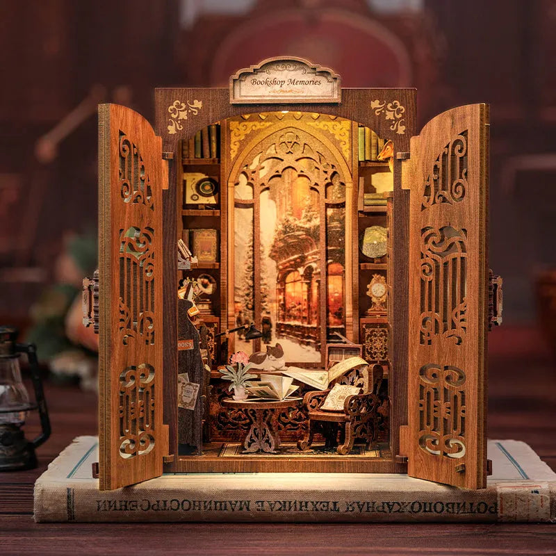 Book Nook - Bookshop Memories, un kit créatif pour construire un diorama miniature. Parfait pour décorer une bibliothèque ou comme cadeau original pour un amoureux des livres. Par Nookette.