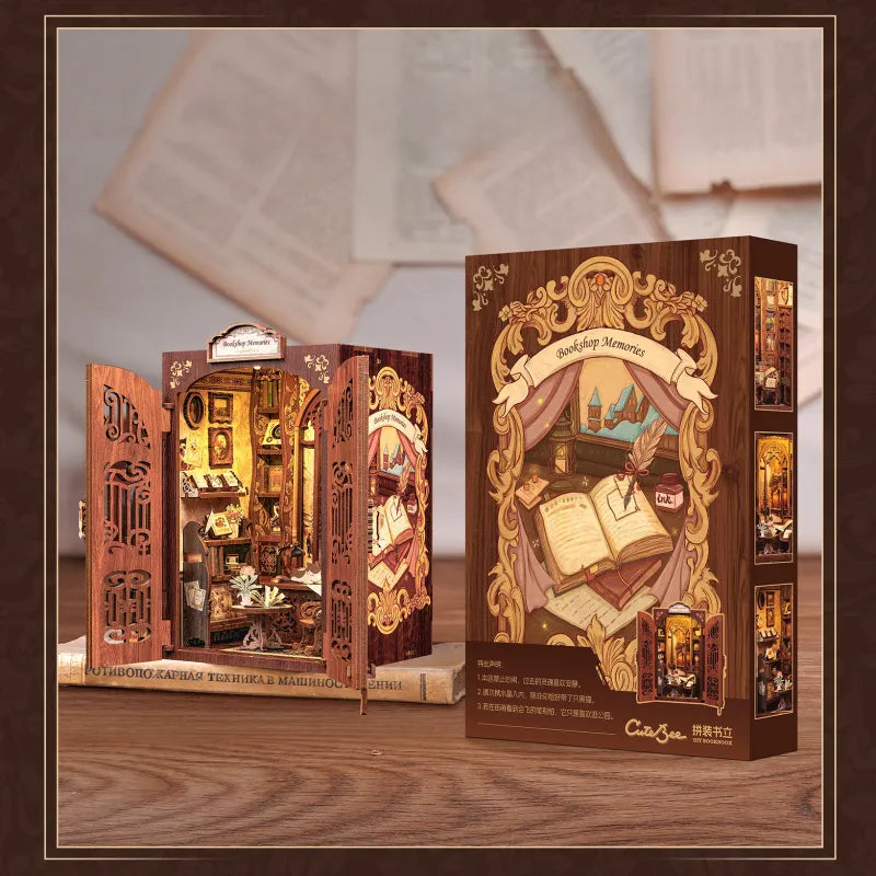 Book Nook - Bookshop Memories, un kit créatif pour construire un diorama miniature. Parfait pour décorer une bibliothèque ou comme cadeau original pour un amoureux des livres. Par Nookette.