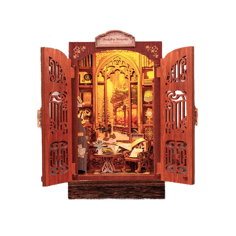 Book Nook - Bookshop Memories, un kit créatif pour construire un diorama miniature. Parfait pour décorer une bibliothèque ou comme cadeau original pour un amoureux des livres. Par Nookette.