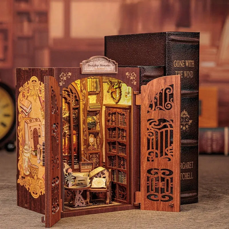 Book Nook - Bookshop Memories, un kit créatif pour construire un diorama miniature. Parfait pour décorer une bibliothèque ou comme cadeau original pour un amoureux des livres. Par Nookette.