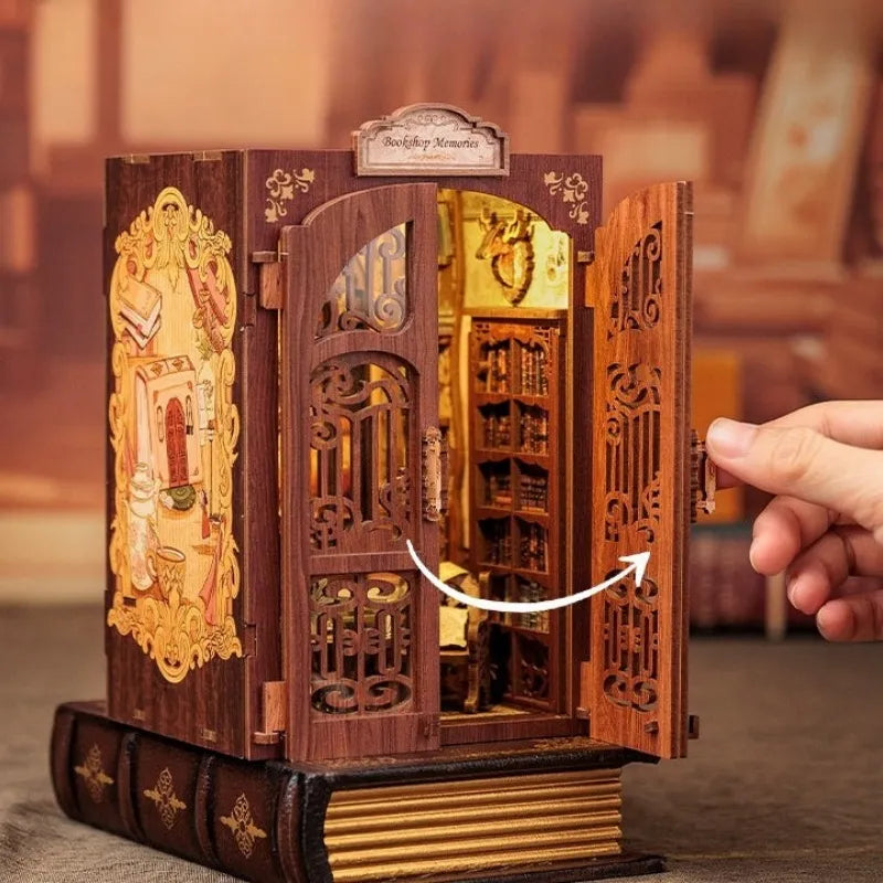 Book Nook - Bookshop Memories, un kit créatif pour construire un diorama miniature. Parfait pour décorer une bibliothèque ou comme cadeau original pour un amoureux des livres. Par Nookette.