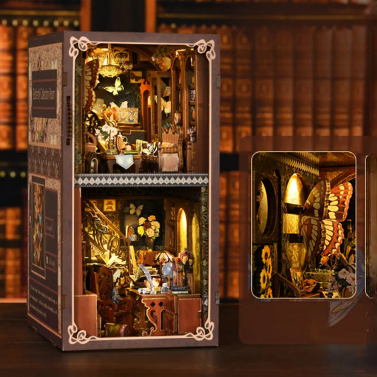 Booknook - Butterfly Collection Room, un kit créatif pour construire un diorama miniature. Parfait pour décorer une bibliothèque ou comme cadeau original pour un amoureux des livres. Par Nookette.