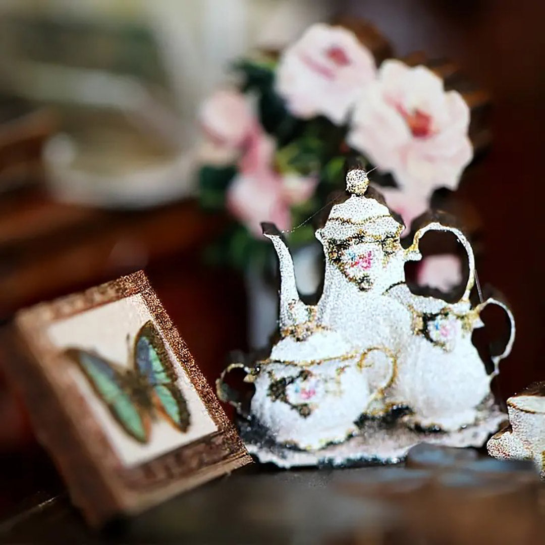 Booknook - Butterfly Collection Room, un kit créatif pour construire un diorama miniature. Parfait pour décorer une bibliothèque ou comme cadeau original pour un amoureux des livres. Par Nookette.