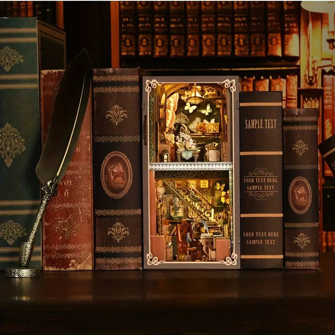 Booknook - Butterfly Collection Room, un kit créatif pour construire un diorama miniature. Parfait pour décorer une bibliothèque ou comme cadeau original pour un amoureux des livres. Par Nookette.