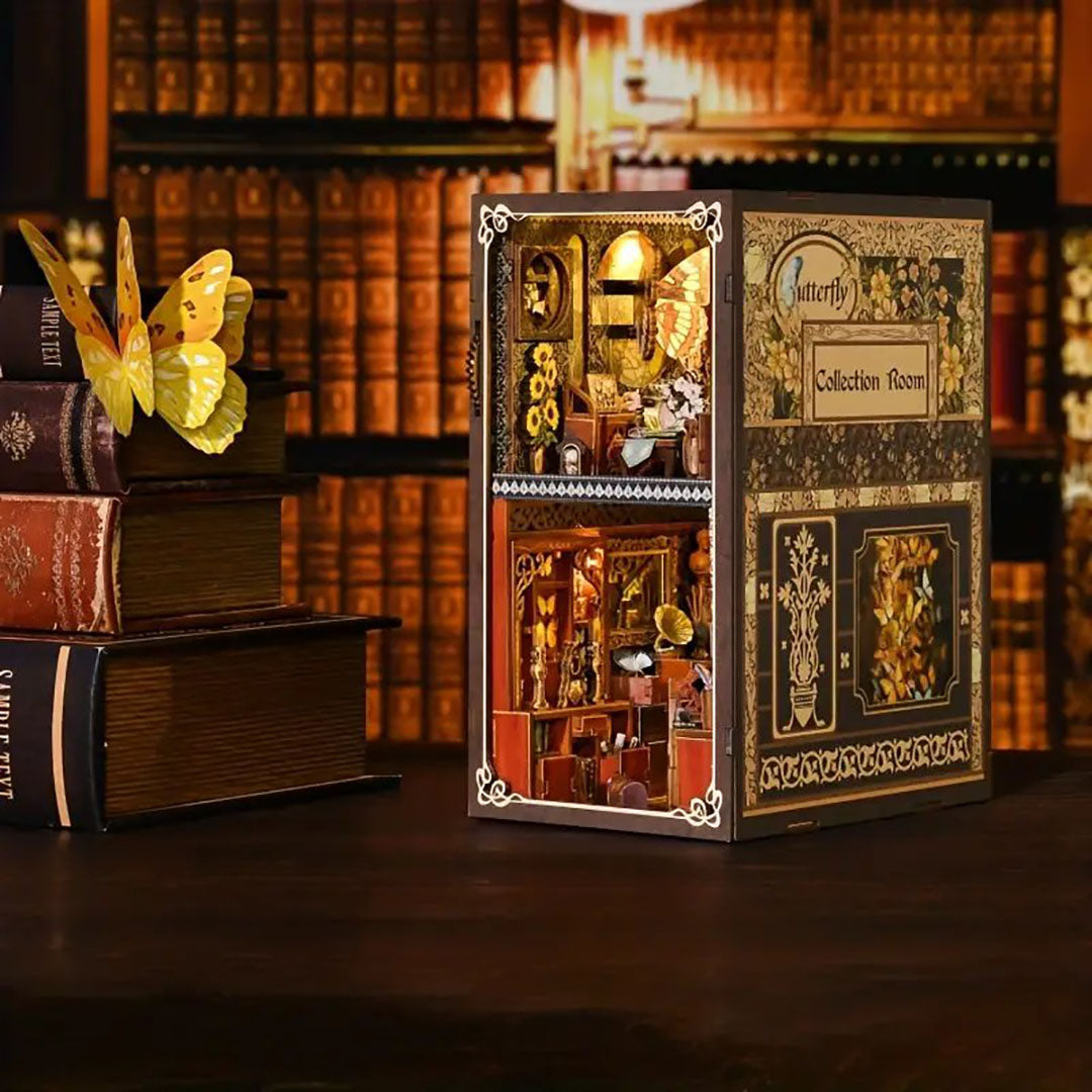 Booknook - Butterfly Collection Room, un kit créatif pour construire un diorama miniature. Parfait pour décorer une bibliothèque ou comme cadeau original pour un amoureux des livres. Par Nookette.