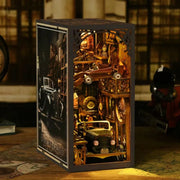 Book Nook - Car Players, un kit créatif pour construire un diorama miniature. Parfait pour décorer une bibliothèque ou comme cadeau original pour un amoureux des livres. Par Nookette.