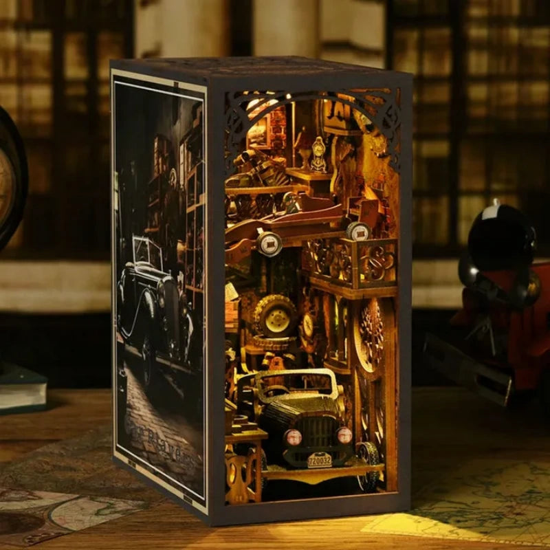 Book Nook - Car Players, un kit créatif pour construire un diorama miniature. Parfait pour décorer une bibliothèque ou comme cadeau original pour un amoureux des livres. Par Nookette.