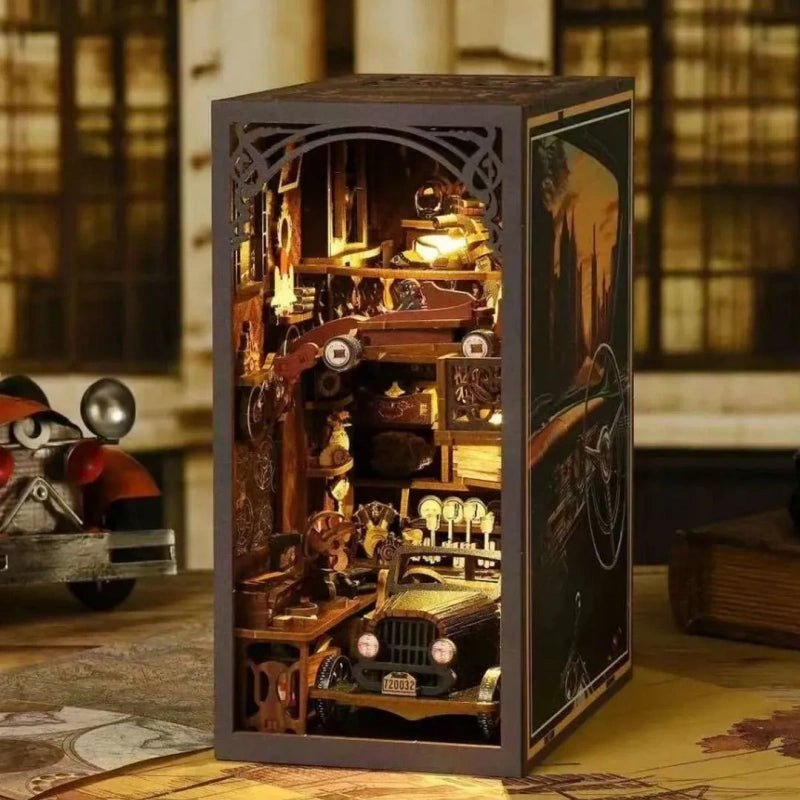 Book Nook - Car Players, un kit créatif pour construire un diorama miniature. Parfait pour décorer une bibliothèque ou comme cadeau original pour un amoureux des livres. Par Nookette.
