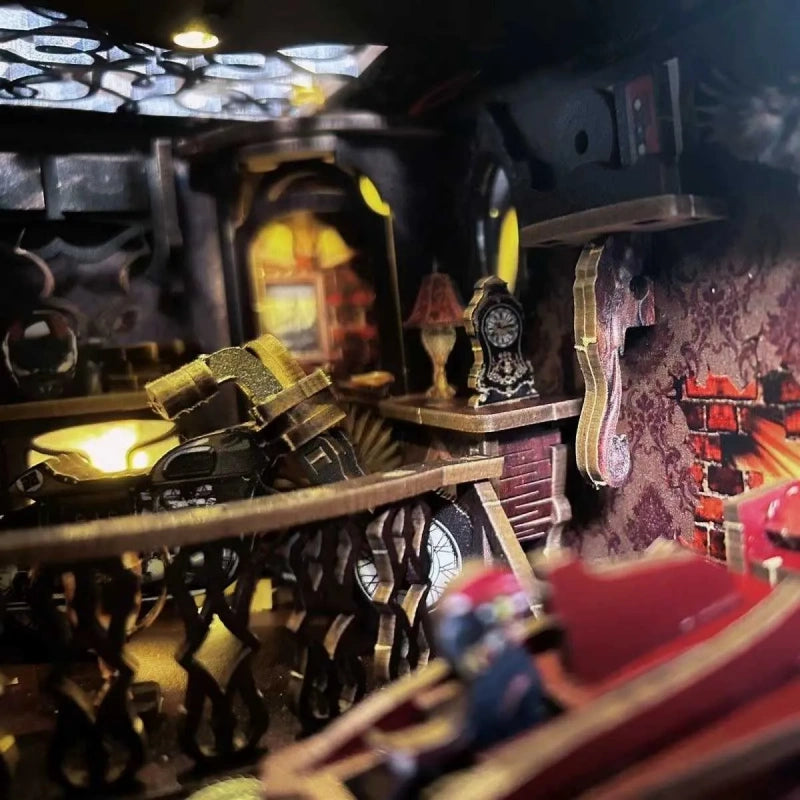 Book Nook - Car Players, un kit créatif pour construire un diorama miniature. Parfait pour décorer une bibliothèque ou comme cadeau original pour un amoureux des livres. Par Nookette.