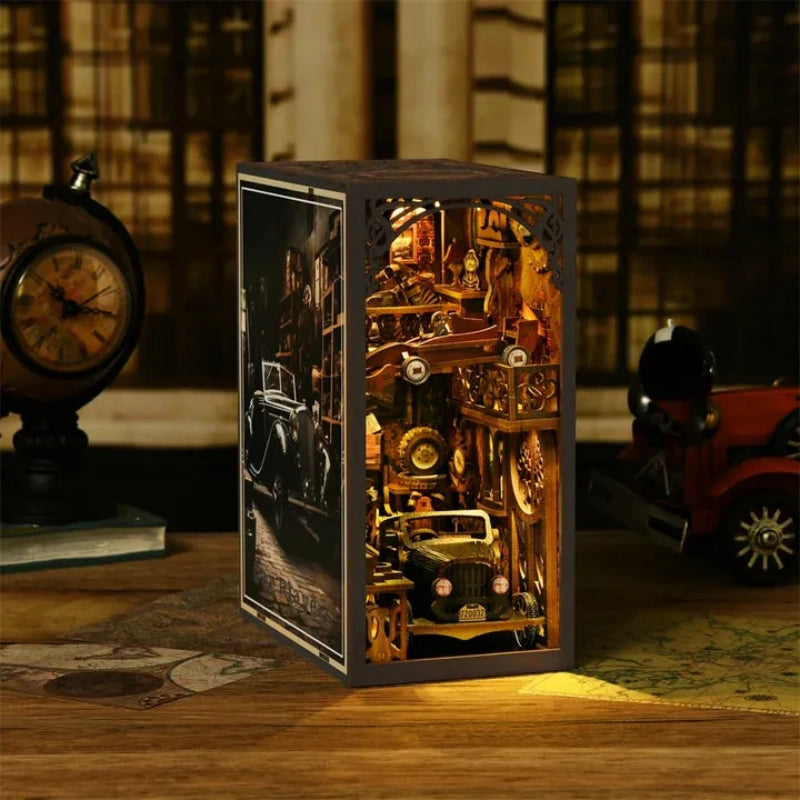 Book Nook - Car Players, un kit créatif pour construire un diorama miniature. Parfait pour décorer une bibliothèque ou comme cadeau original pour un amoureux des livres. Par Nookette.