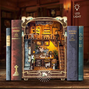 Booknook - Caramel Dreams Cat Café, un kit créatif pour construire un diorama miniature. Parfait pour décorer une bibliothèque ou comme cadeau original pour un amoureux des livres. Par Nookette.