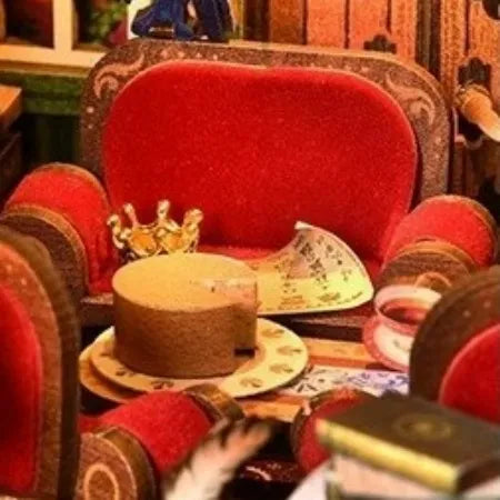 Couronne dorée sur le canapé