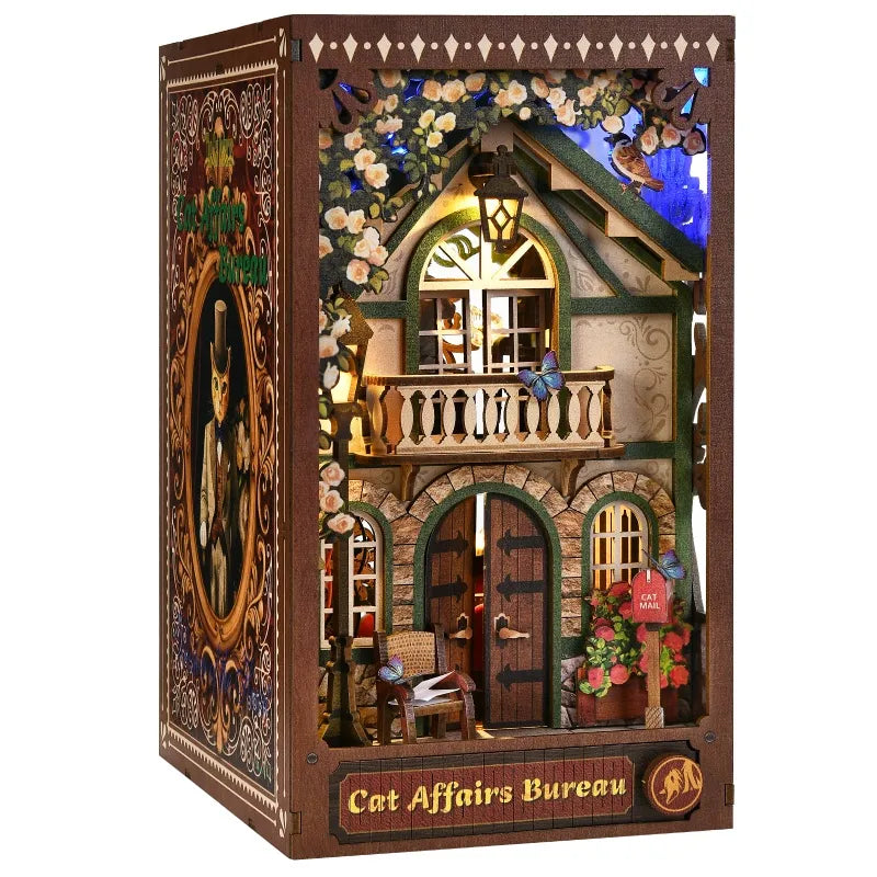 Book Nook - Cat Affairs Bureau, un kit créatif pour construire un diorama miniature. Parfait pour décorer une bibliothèque ou comme cadeau original pour un amoureux des livres. Par Nookette.