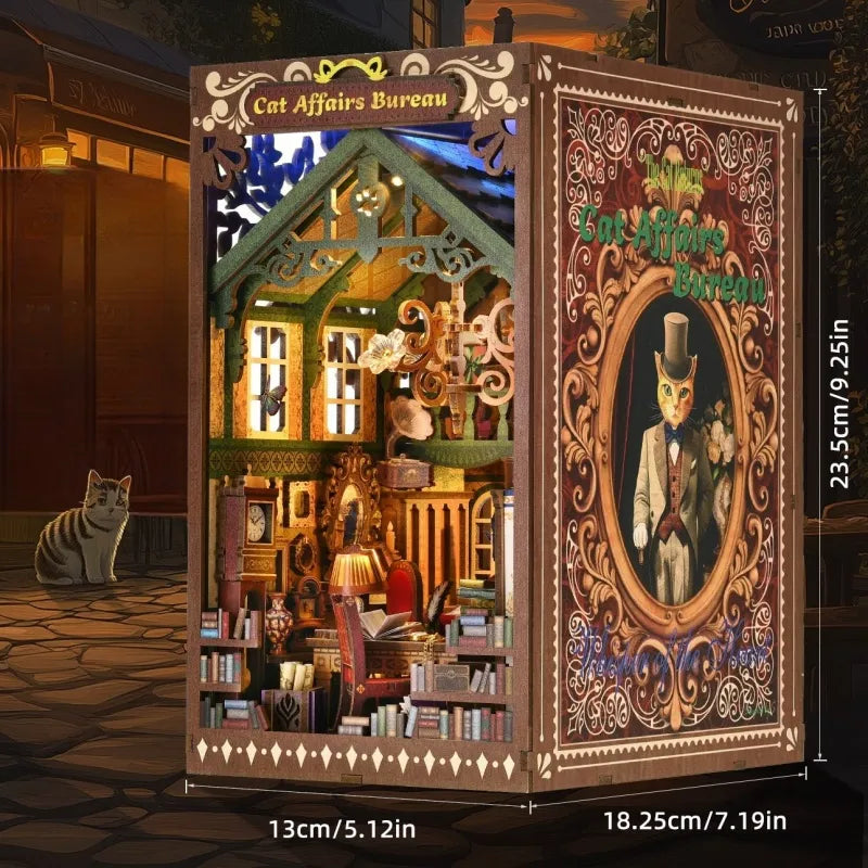 Book Nook - Cat Affairs Bureau, un kit créatif pour construire un diorama miniature. Parfait pour décorer une bibliothèque ou comme cadeau original pour un amoureux des livres. Par Nookette.