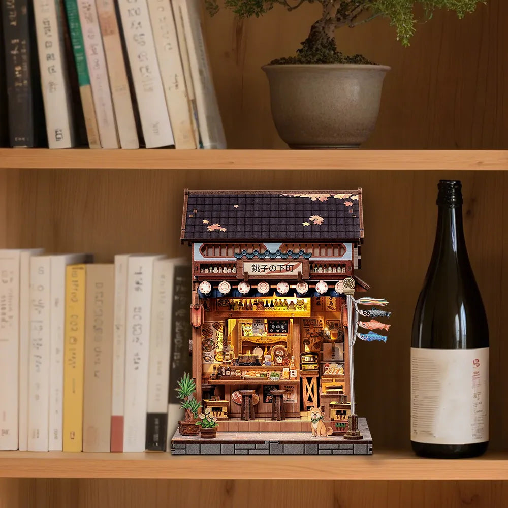 Book Nook Japan - Choshi no Shitamachi, un kit créatif pour construire un diorama miniature. Parfait pour décorer une bibliothèque ou comme cadeau original pour un amoureux des livres. Par Nookette.