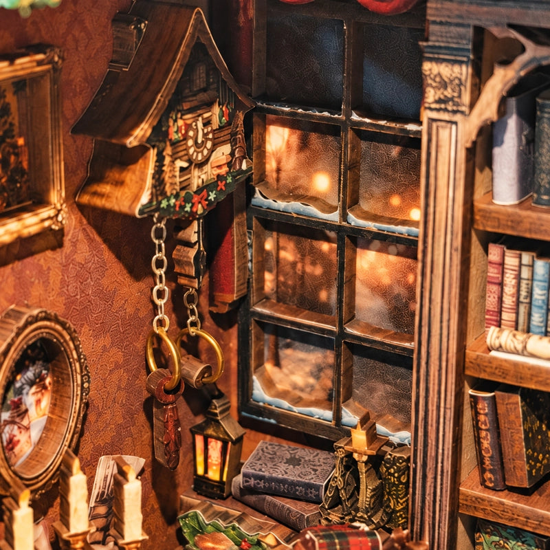 L’horloge décorative près de la fenêtre d’hiver