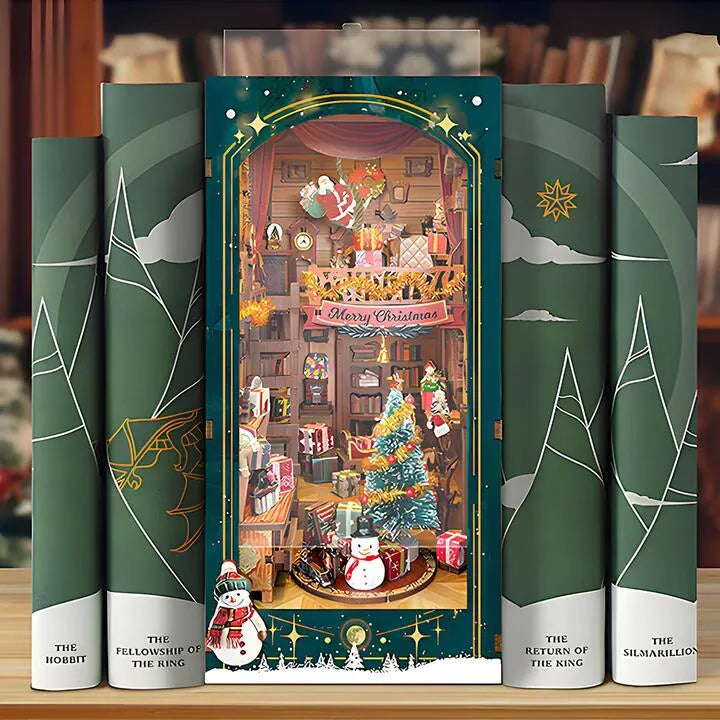 Book Nook - Christmas Jingle Cabin, un kit créatif pour construire un diorama miniature. Parfait pour décorer une bibliothèque ou comme cadeau original pour un amoureux des livres. Par Nookette.