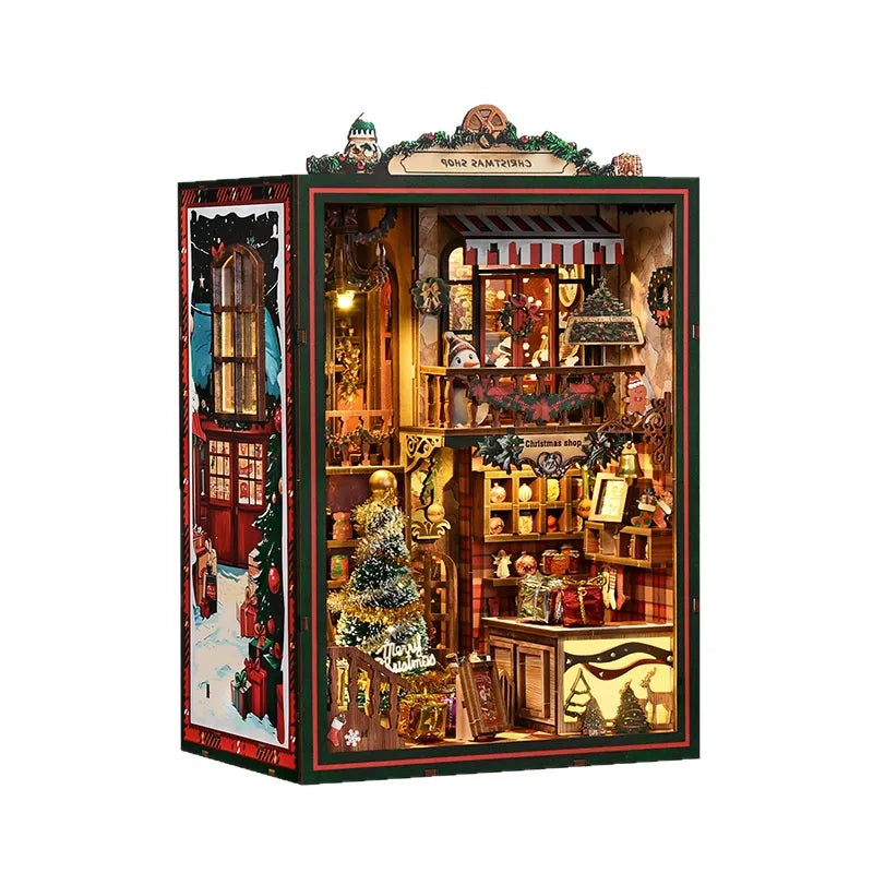 Book Nook - Christmas Shop, un kit créatif pour construire un diorama miniature. Parfait pour décorer une bibliothèque ou comme cadeau original pour un amoureux des livres. Par Nookette.