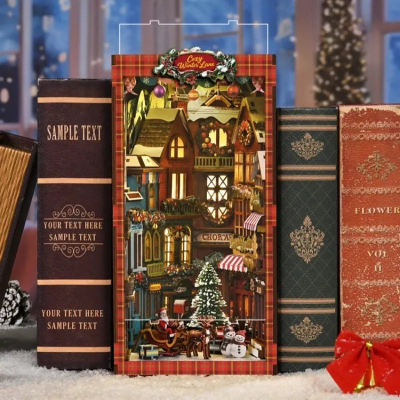 Book Nook - Christmas Street Corner, un kit créatif pour construire un diorama miniature. Parfait pour décorer une bibliothèque ou comme cadeau original pour un amoureux des livres. Par Nookette.