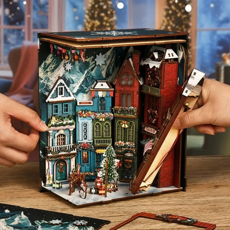 Book Nook - Christmas Street Corner, un kit créatif pour construire un diorama miniature. Parfait pour décorer une bibliothèque ou comme cadeau original pour un amoureux des livres. Par Nookette.