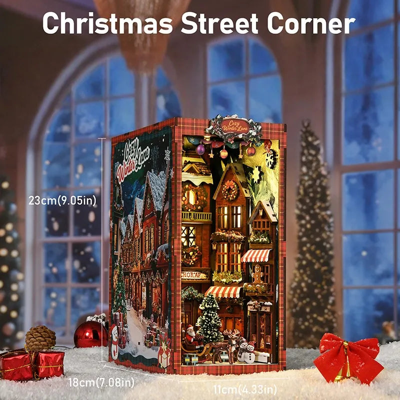 Book Nook - Christmas Street Corner, un kit créatif pour construire un diorama miniature. Parfait pour décorer une bibliothèque ou comme cadeau original pour un amoureux des livres. Par Nookette.