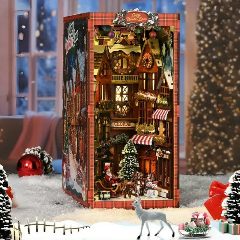 Book Nook - Christmas Street Corner, un kit créatif pour construire un diorama miniature. Parfait pour décorer une bibliothèque ou comme cadeau original pour un amoureux des livres. Par Nookette.