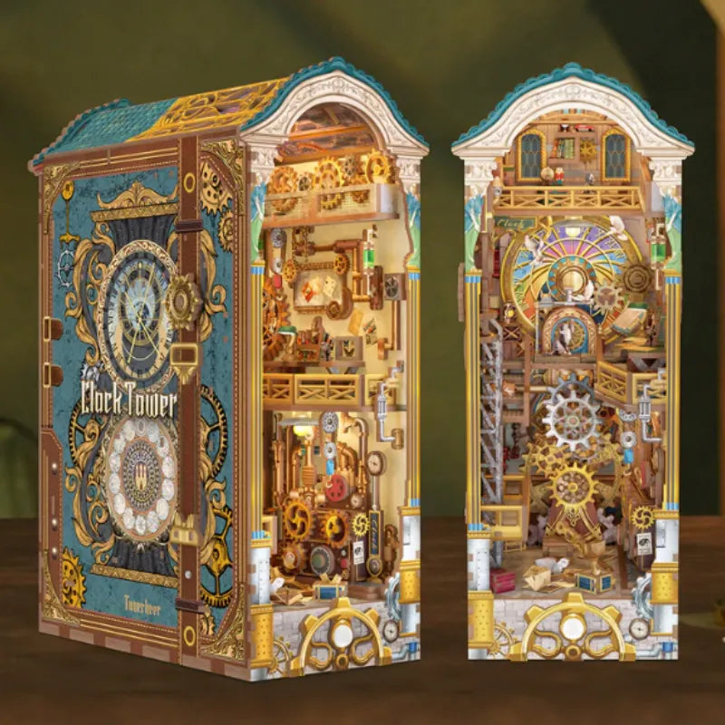 Book Nook - Clock Tower, un kit créatif pour construire un diorama miniature. Parfait pour décorer une bibliothèque ou comme cadeau original pour un amoureux des livres. Par Nookette.