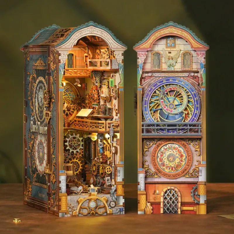 Book Nook - Clock Tower, un kit créatif pour construire un diorama miniature. Parfait pour décorer une bibliothèque ou comme cadeau original pour un amoureux des livres. Par Nookette.
