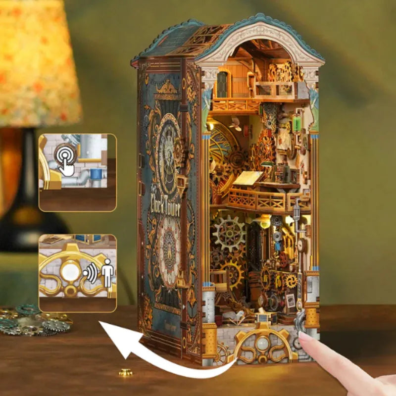 Book Nook - Clock Tower, un kit créatif pour construire un diorama miniature. Parfait pour décorer une bibliothèque ou comme cadeau original pour un amoureux des livres. Par Nookette.
