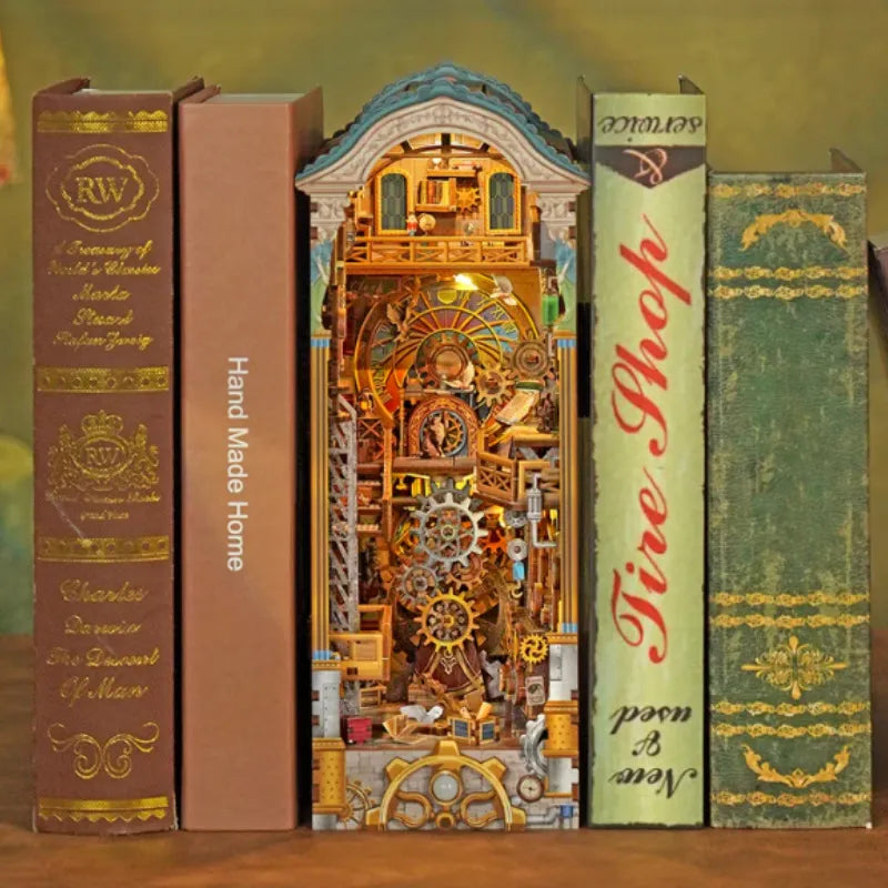 Book Nook - Clock Tower, un kit créatif pour construire un diorama miniature. Parfait pour décorer une bibliothèque ou comme cadeau original pour un amoureux des livres. Par Nookette.