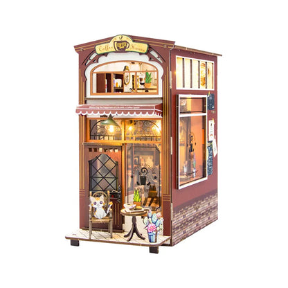 Book Nook - Coffee House, un kit créatif pour construire un diorama miniature. Parfait pour décorer une bibliothèque ou comme cadeau original pour un amoureux des livres. Par Nookette.