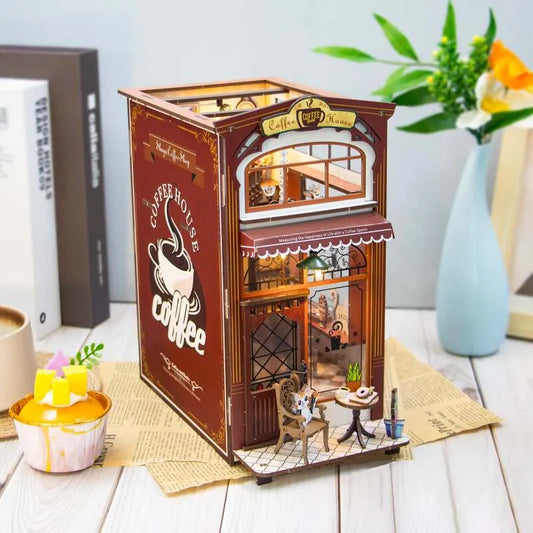 Book Nook - Coffee House, un kit créatif pour construire un diorama miniature. Parfait pour décorer une bibliothèque ou comme cadeau original pour un amoureux des livres. Par Nookette.