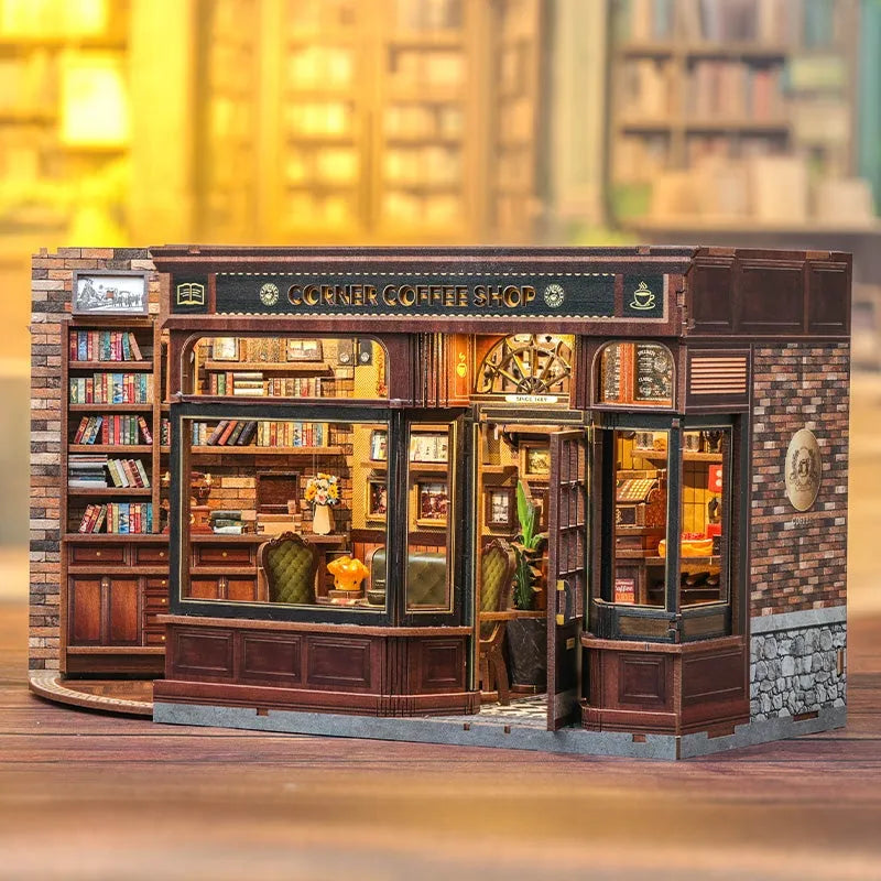 Maison Miniature - Corner Coffee Shop, un kit créatif pour construire un diorama miniature. Parfait pour décorer une bibliothèque ou comme cadeau original pour un amoureux des livres. Par Nookette.