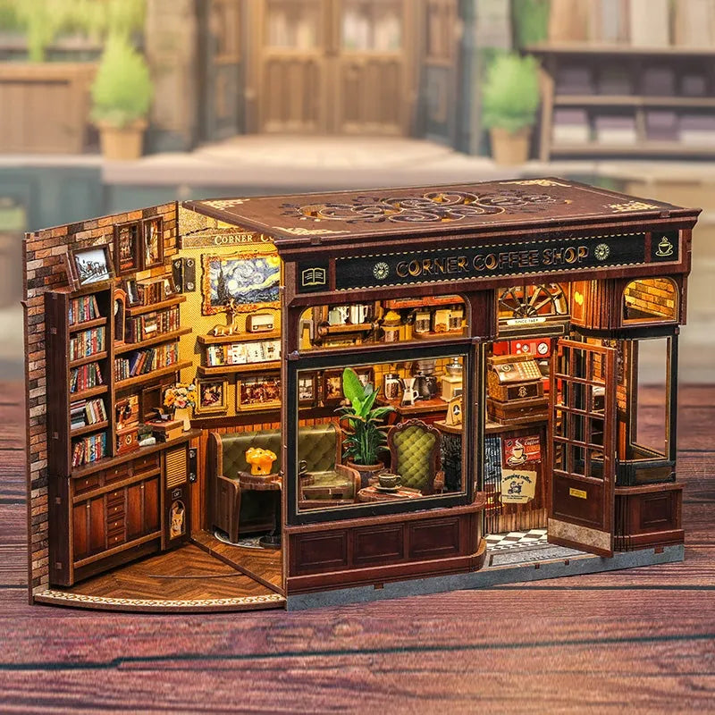 Maison Miniature - Corner Coffee Shop, un kit créatif pour construire un diorama miniature. Parfait pour décorer une bibliothèque ou comme cadeau original pour un amoureux des livres. Par Nookette.