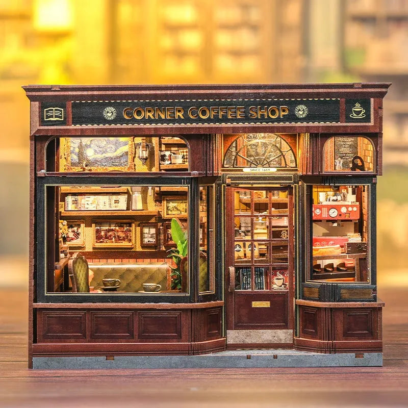 Maison Miniature - Corner Coffee Shop, un kit créatif pour construire un diorama miniature. Parfait pour décorer une bibliothèque ou comme cadeau original pour un amoureux des livres. Par Nookette.